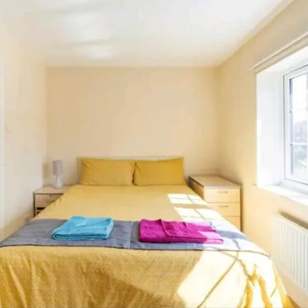Ensuite Room Near Canal